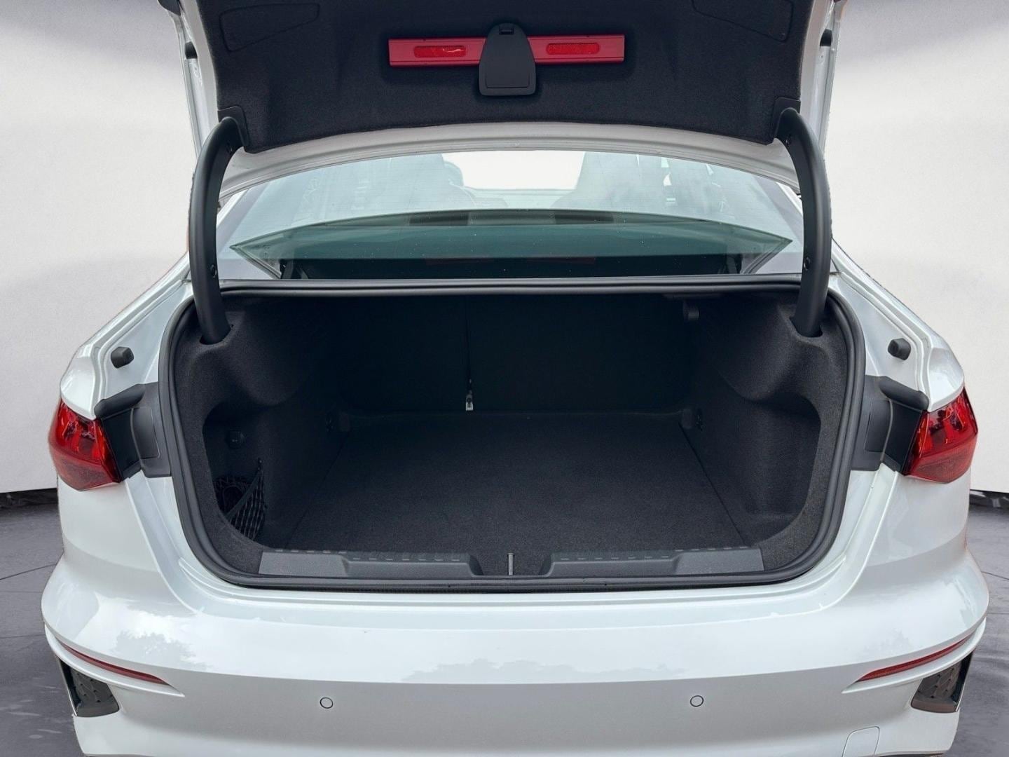 Bild über Audi S3 Limousine TFSI quattro S tronic - für weitere Informationen kontaktieren Sie den Audi Partner
