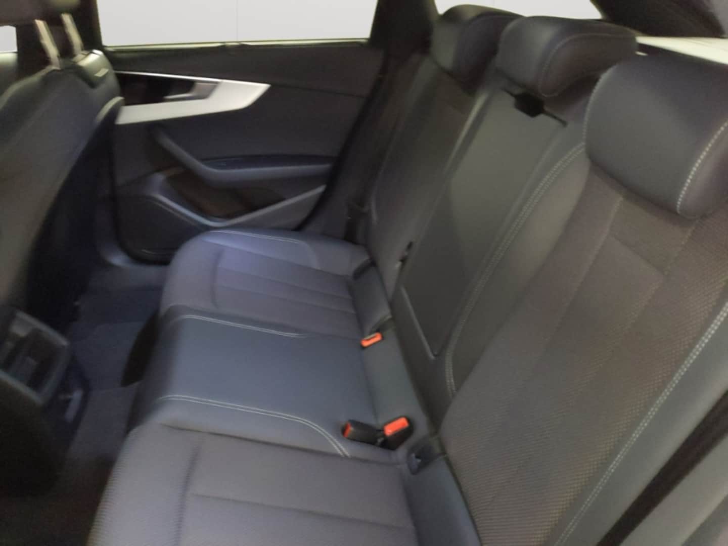 Bild über Audi A4 Avant S line 35 TFSI S tronic - für weitere Informationen kontaktieren Sie den Audi Partner
