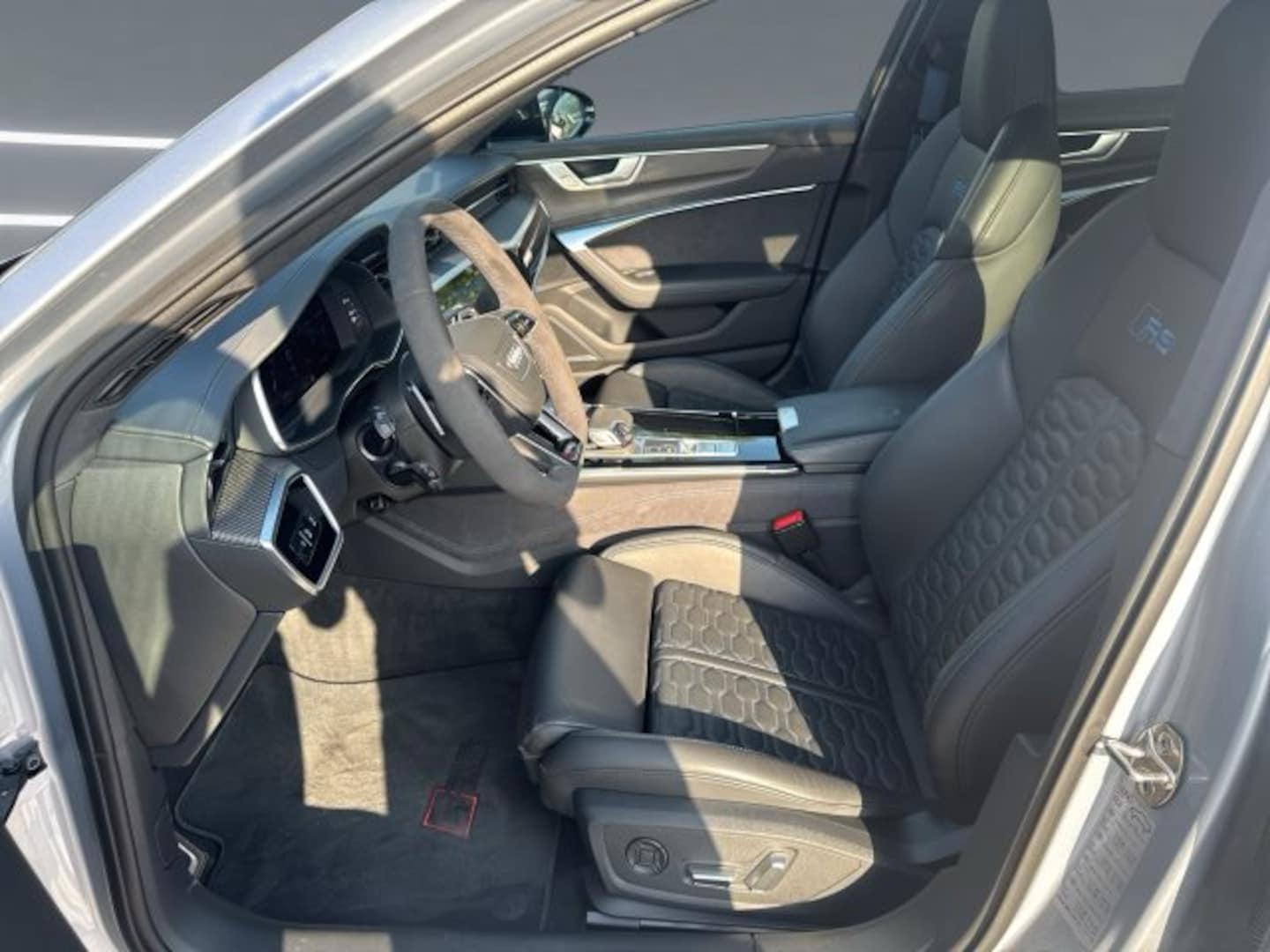Bild über Audi RS 6 Avant performance quattro tiptronic - für weitere Informationen kontaktieren Sie den Audi Partner