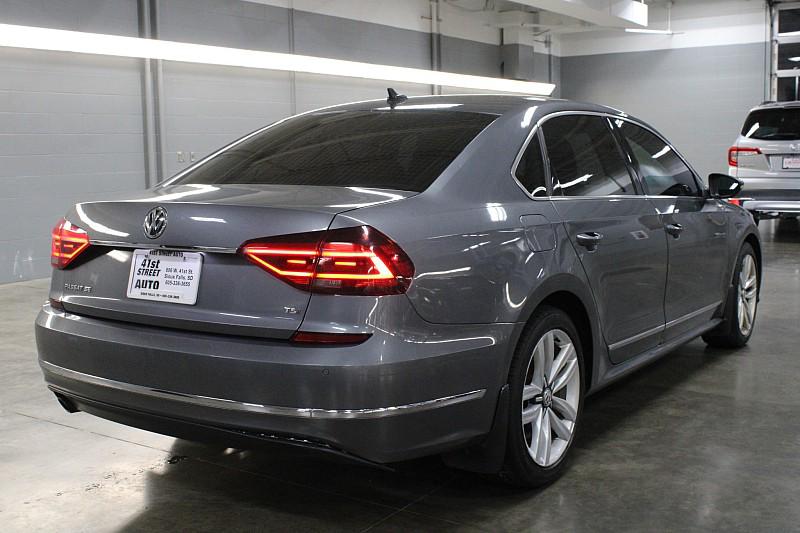 2017 Volkswagen Passat SE - Photo 5