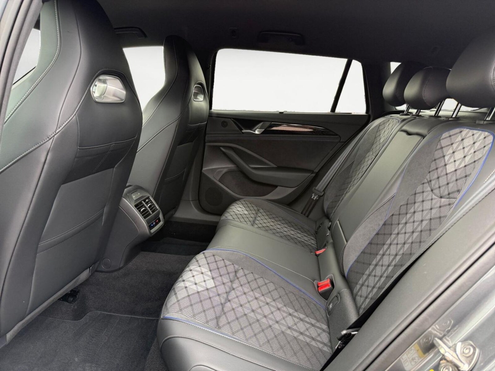 Volkswagen Passat – Bild 14