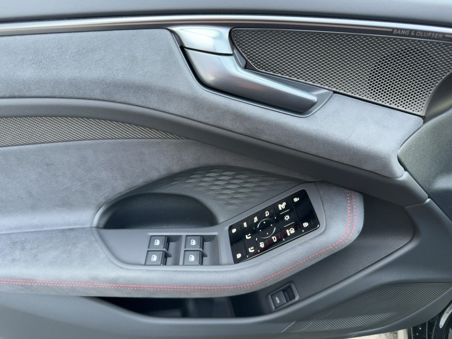 Bild über Audi A6 Avant TFSI quattro 270 kW S tronic - für weitere Informationen kontaktieren Sie den Audi Partner