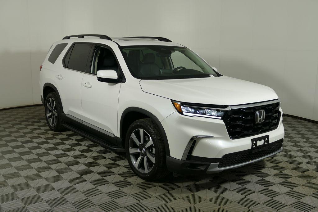 2025 Honda Pilot Touring AWD's photo