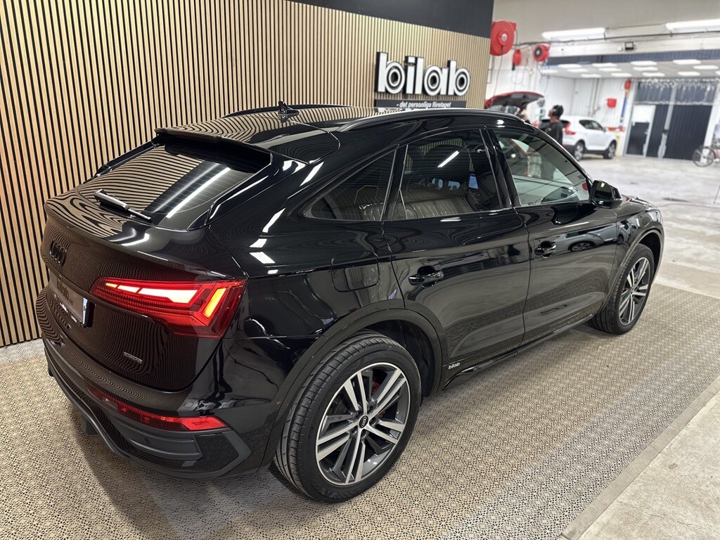 Bild som visar&nbsp;Audi Q5 Sportback TFSI e&nbsp;Q5 Sportback 55 TFSI e quattro S line 367 hk S tronic - för mer information kontakta din Audi Partner