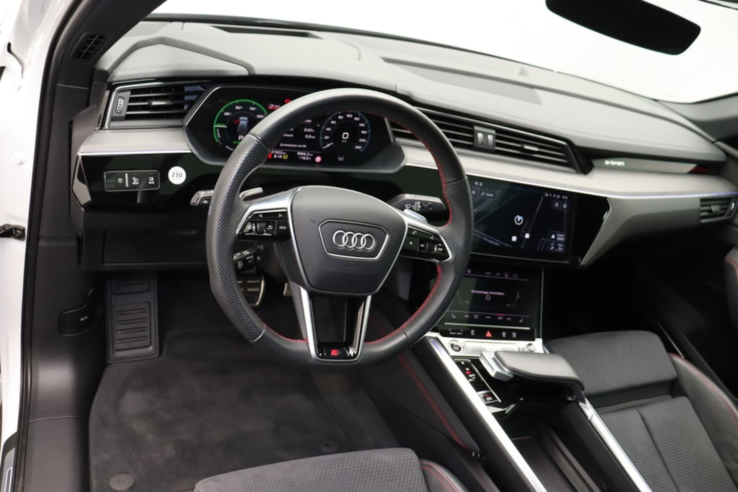 Bild über Audi Q8 Sportback e-tron S line 55 e-tron quattro - für weitere Informationen kontaktieren Sie den Audi Partner