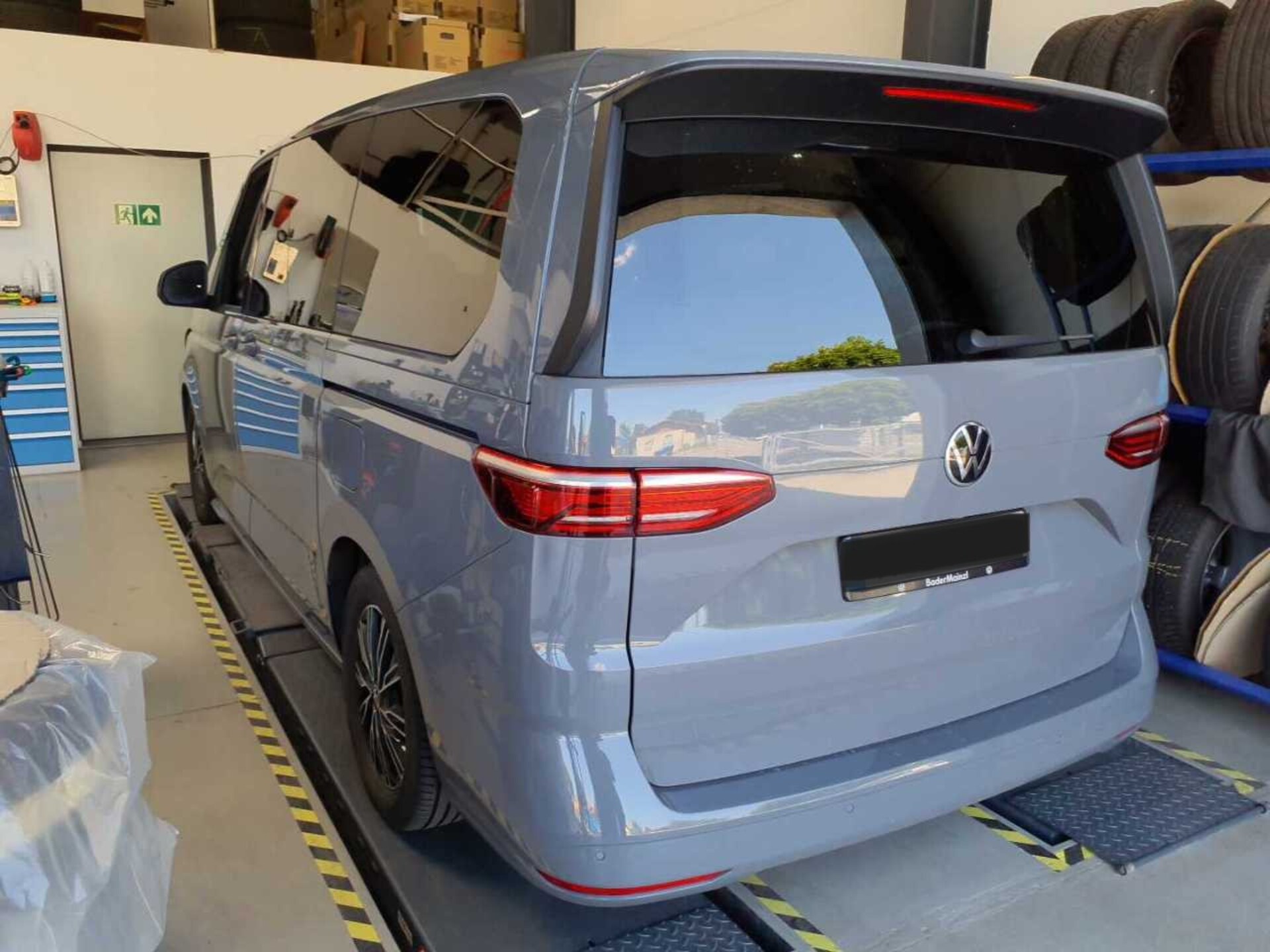 Volkswagen Multivan Langversion Basis-Modell