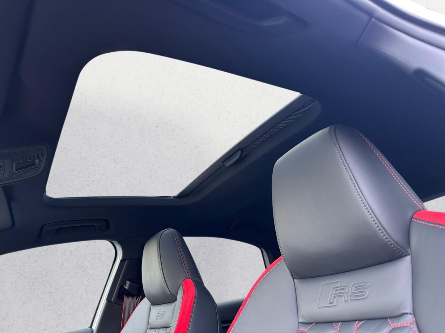 Bild über Audi RS 3 Limousine TFSI quattro S tronic - für weitere Informationen kontaktieren Sie den Audi Partner