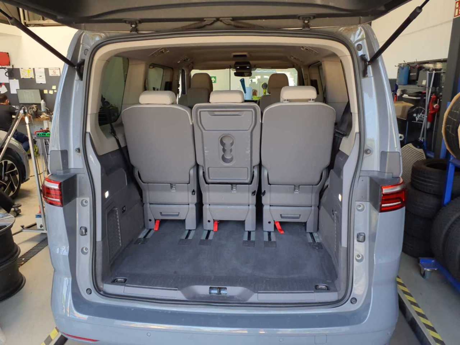 Volkswagen Multivan Langversion Basis-Modell