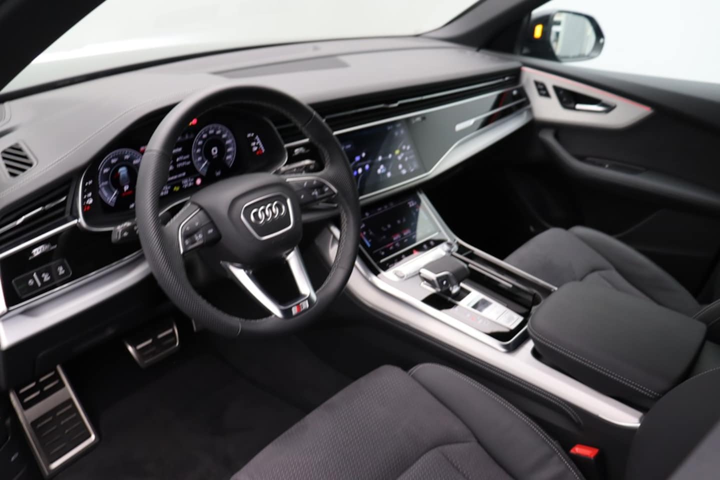 Bild über Audi Q8 SUV TFSI e S line business TFSI e quattro 290 kW tiptronic - für weitere Informationen kontaktieren Sie den Audi Partner