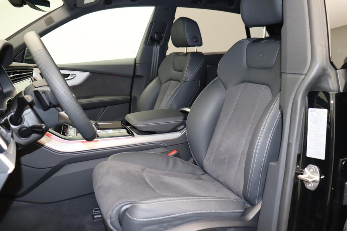 Bild über Audi Q8 SUV TFSI e S line business TFSI e quattro 290 kW tiptronic - für weitere Informationen kontaktieren Sie den Audi Partner