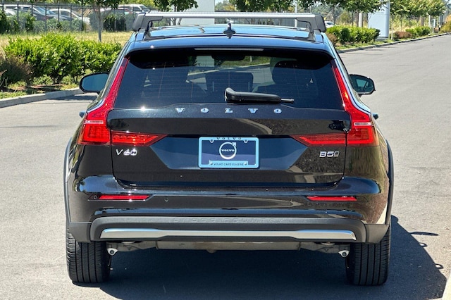 2025 Volvo V60 Cross Country