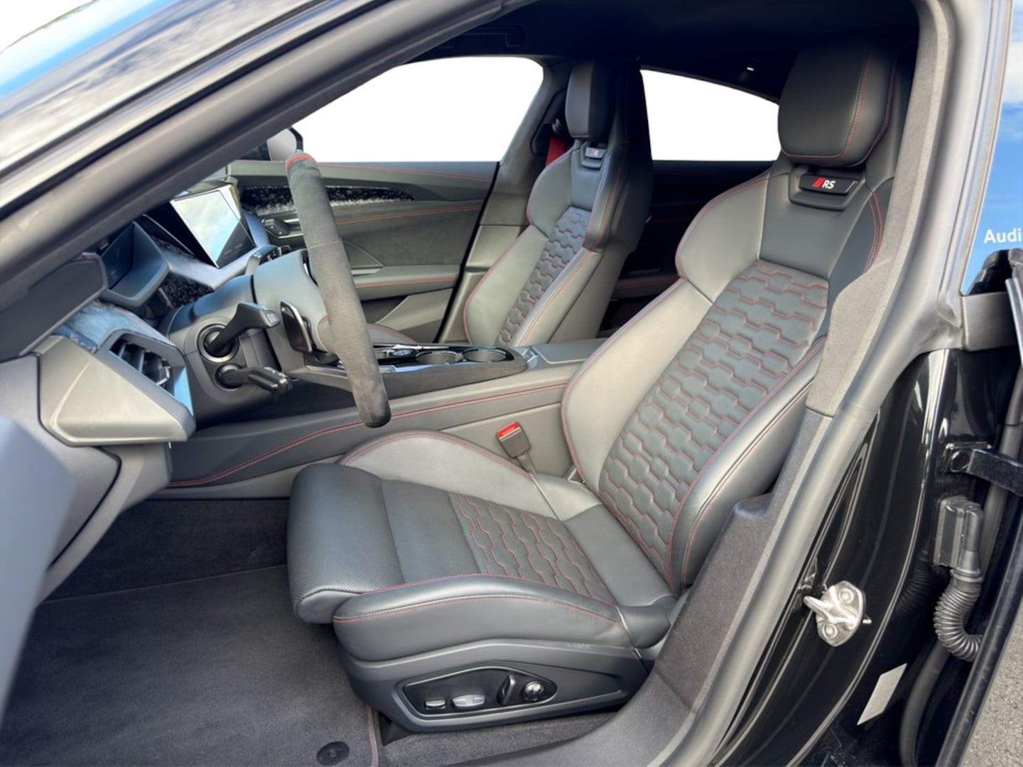 Bild über Audi RS e-tron GT performance e-tron quattro - für weitere Informationen kontaktieren Sie den Audi Partner