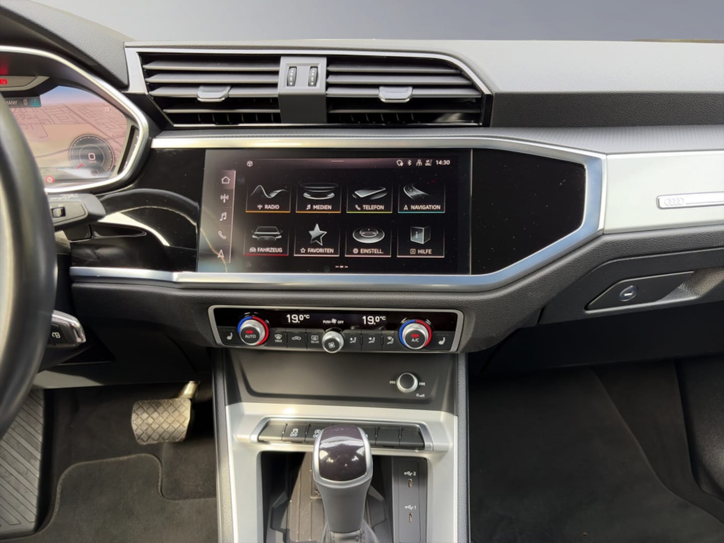 Bild über Audi Q3 S line 35 TFSI S tronic - für weitere Informationen kontaktieren Sie den Audi Partner
