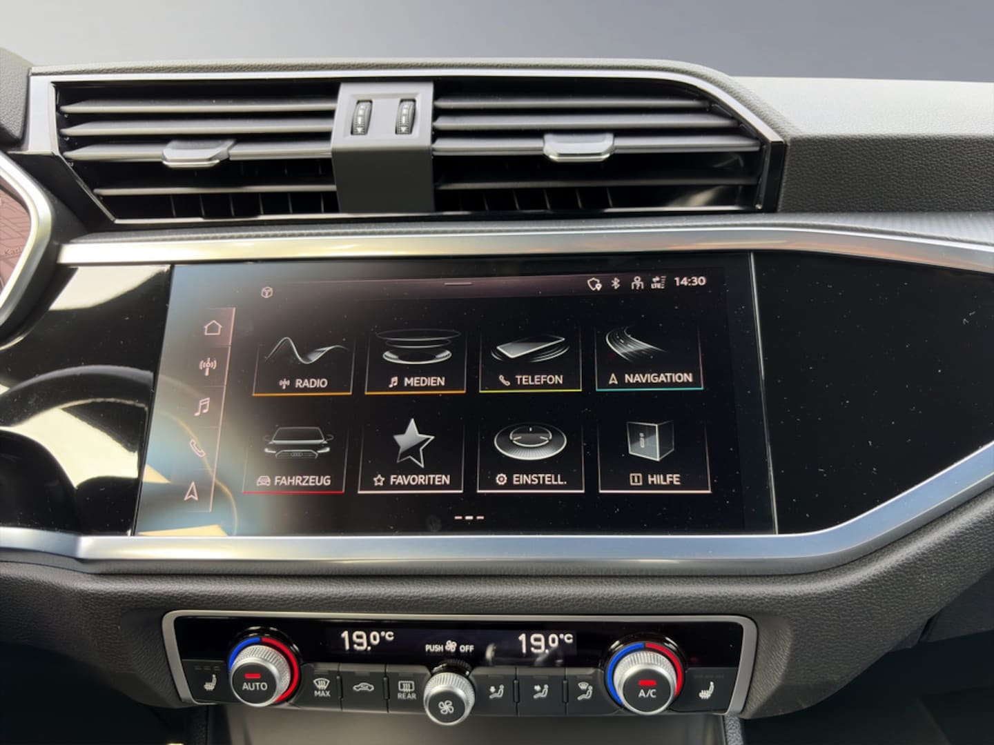 Bild über Audi Q3 S line 35 TFSI S tronic - für weitere Informationen kontaktieren Sie den Audi Partner