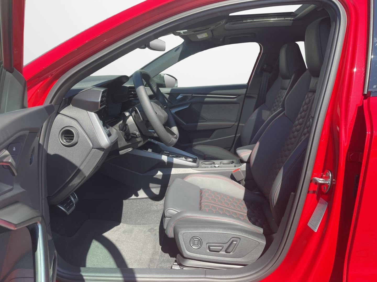 Bild über Audi RS 3 Limousine TFSI quattro S tronic - für weitere Informationen kontaktieren Sie den Audi Partner