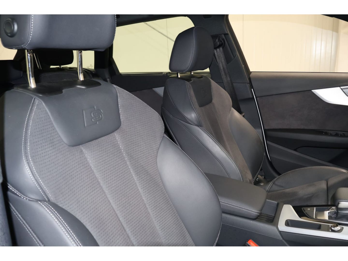 Bild über Audi A4 Avant S line 40 TFSI S tronic - für weitere Informationen kontaktieren Sie den Audi Partner