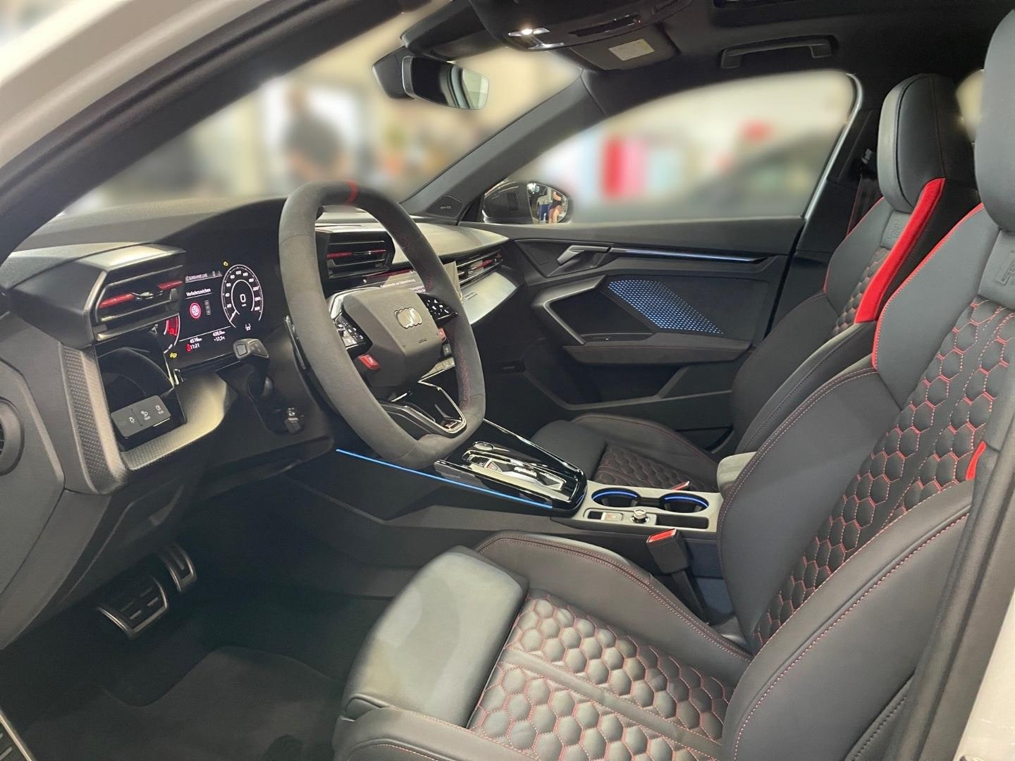 Bild über Audi RS 3 Limousine TFSI quattro S tronic - für weitere Informationen kontaktieren Sie den Audi Partner