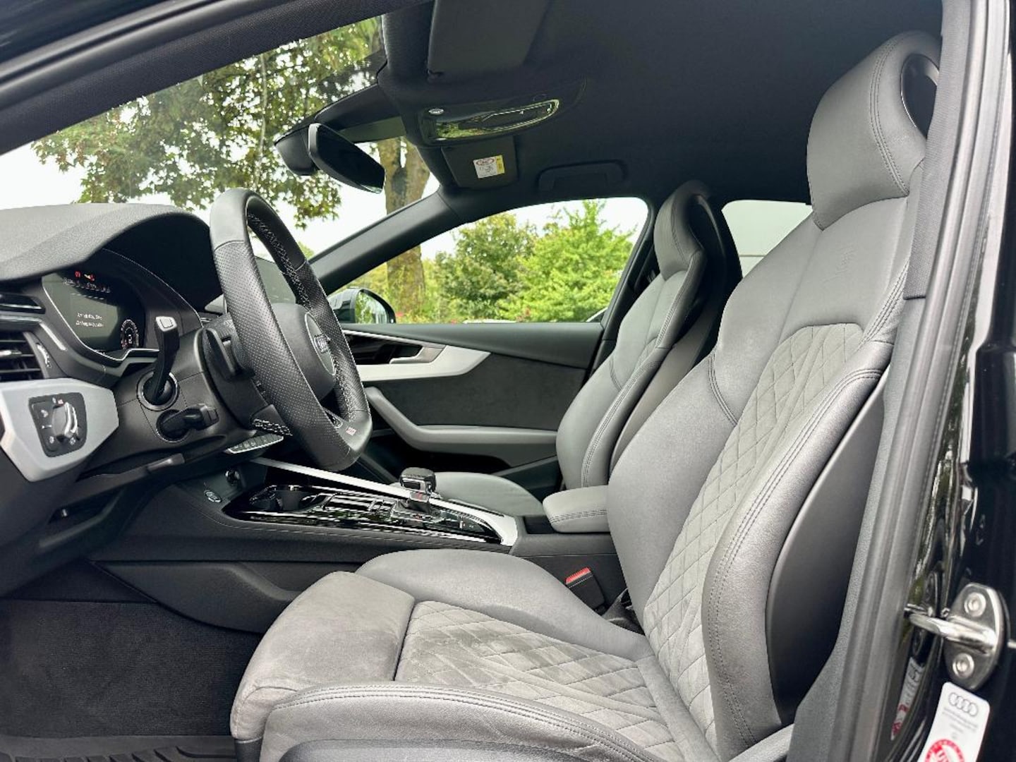 Bild über Audi A4 Avant S line 40 TFSI quattro S tronic - für weitere Informationen kontaktieren Sie den Audi Partner