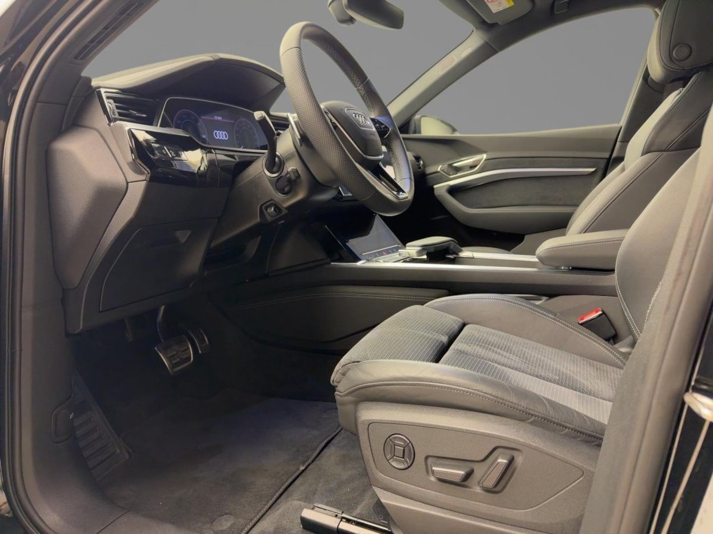 Bild über Audi Q8 Sportback e-tron advanced 55 e-tron quattro - für weitere Informationen kontaktieren Sie den Audi Partner