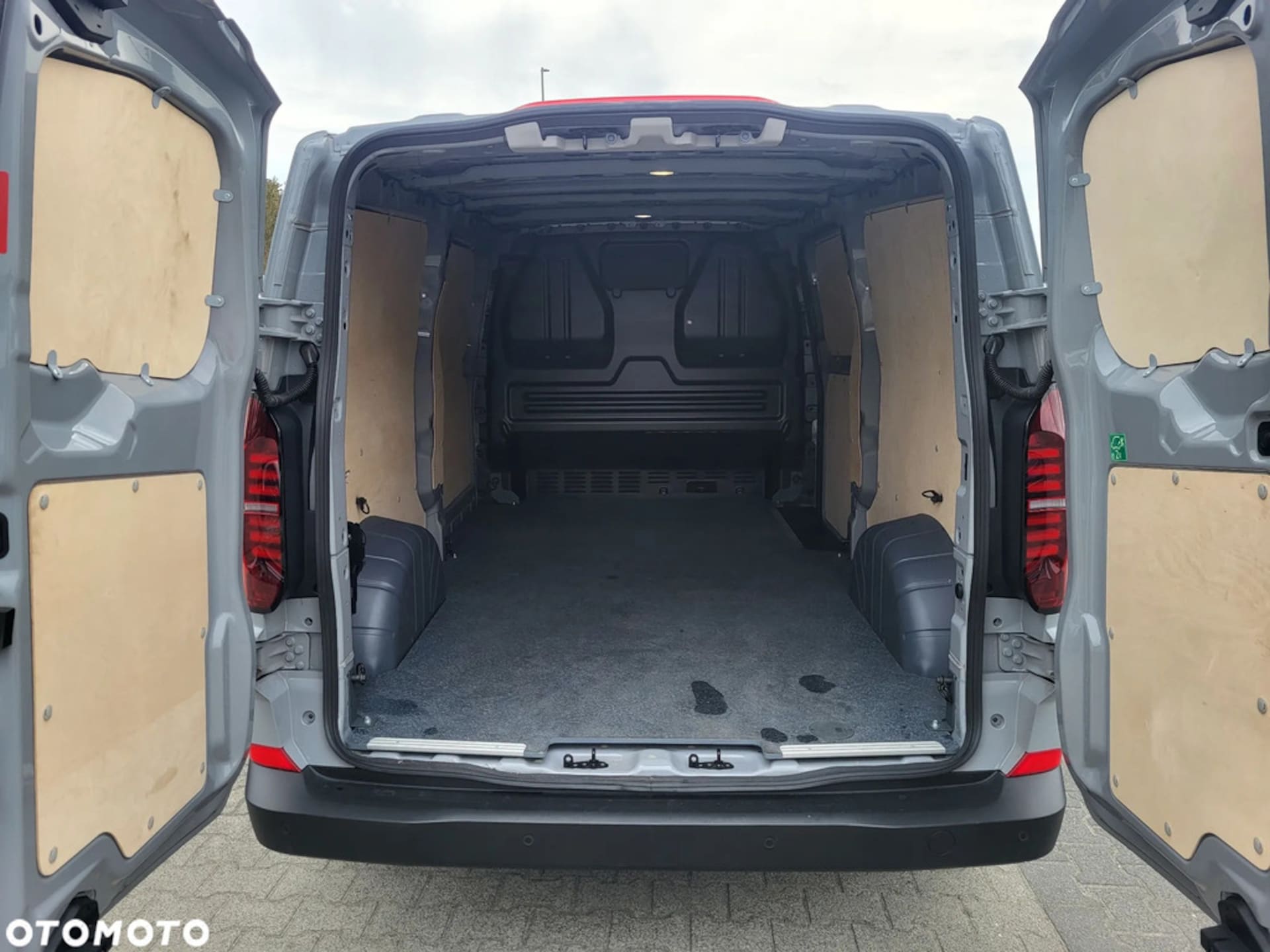 Volkswagen Transporter Furgon długi rozstaw osi