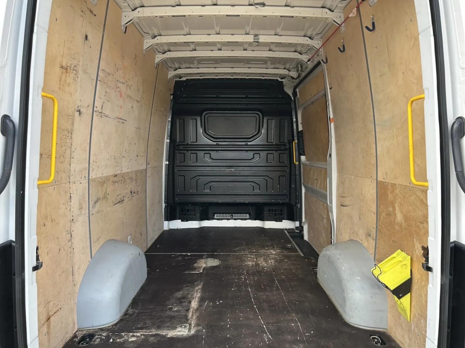 Volkswagen Crafter Furgon średni rozstaw osi