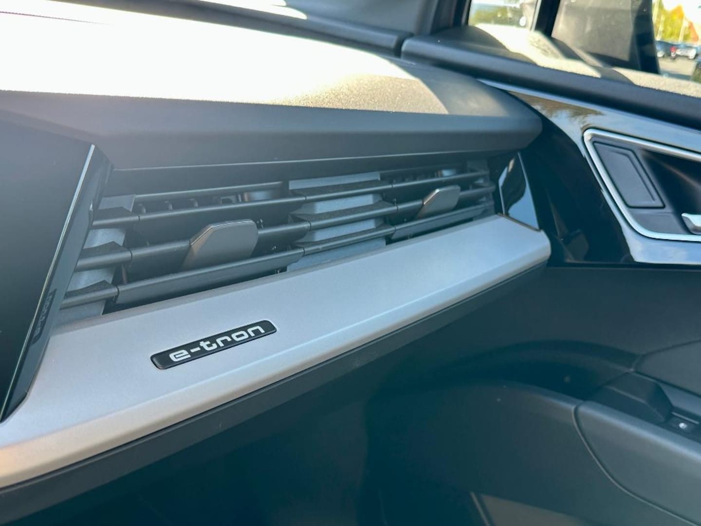 Bild über Audi Q4 e-tron 40 e-tron - für weitere Informationen kontaktieren Sie den Audi Partner