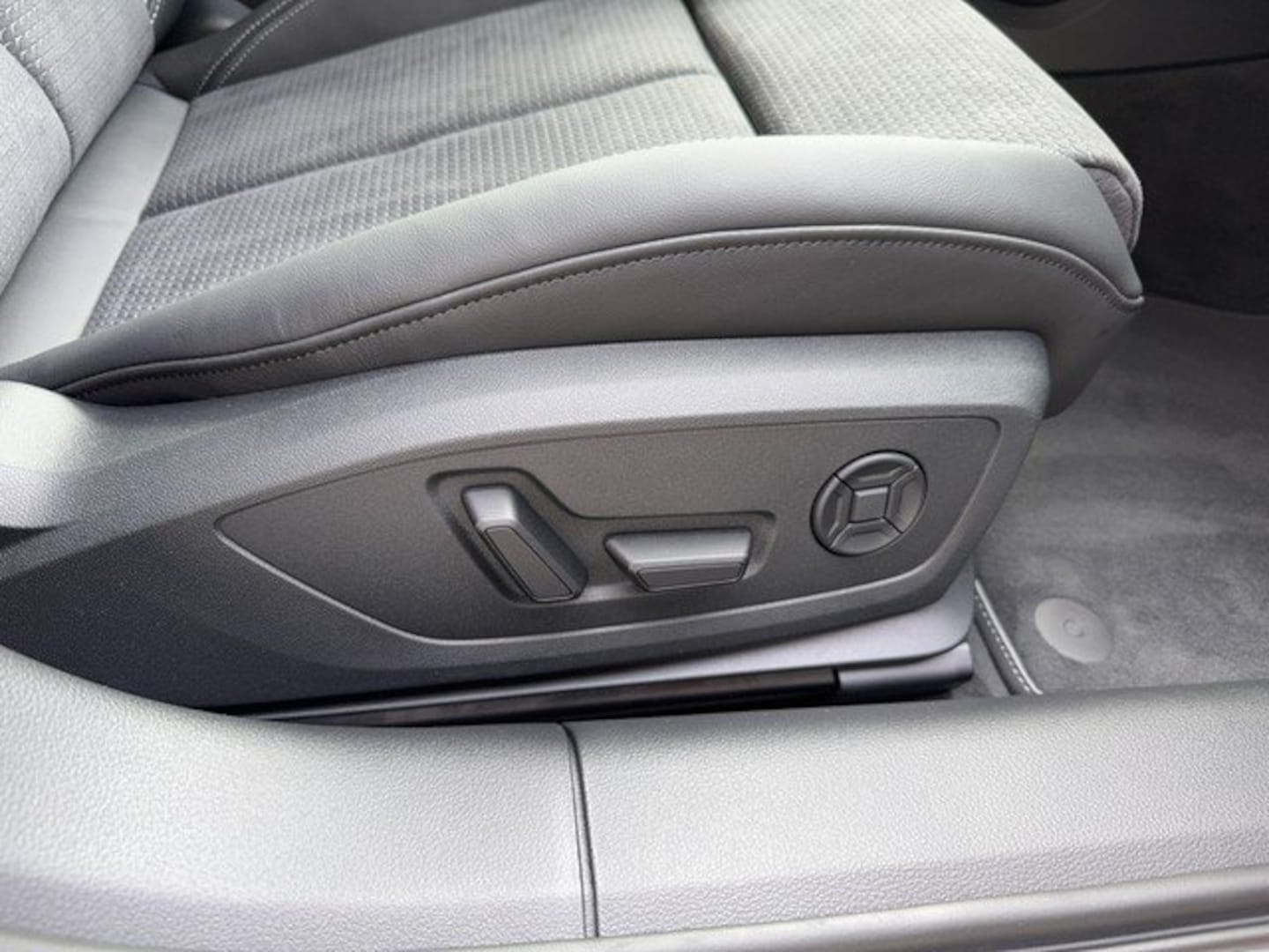 Bild über Audi A6 Avant S line 40 TDI quattro S tronic - für weitere Informationen kontaktieren Sie den Audi Partner