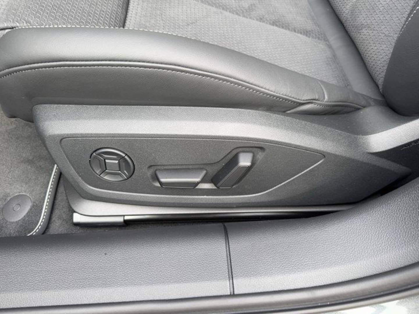 Bild über Audi A6 Avant S line 40 TDI quattro S tronic - für weitere Informationen kontaktieren Sie den Audi Partner