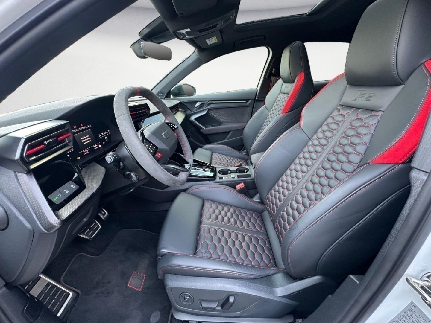 Bild über Audi RS 3 Limousine TFSI quattro S tronic - für weitere Informationen kontaktieren Sie den Audi Partner