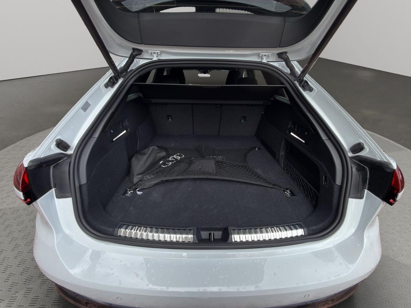 Bild über Audi A6 Avant e-hybrid edition one e-hybrid quattro 270 kW S tronic - für weitere Informationen kontaktieren Sie den Audi Partner