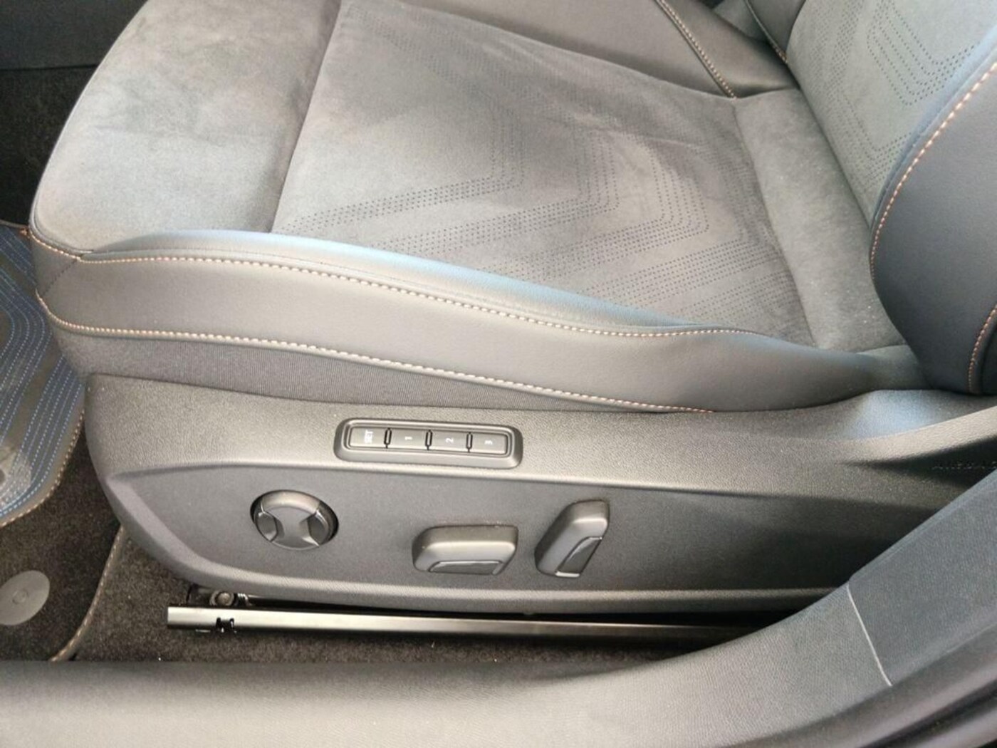 CUPRA Leon Sportstourer 1.5 eTSI DSG 110 kW (150 CV) — photo 9