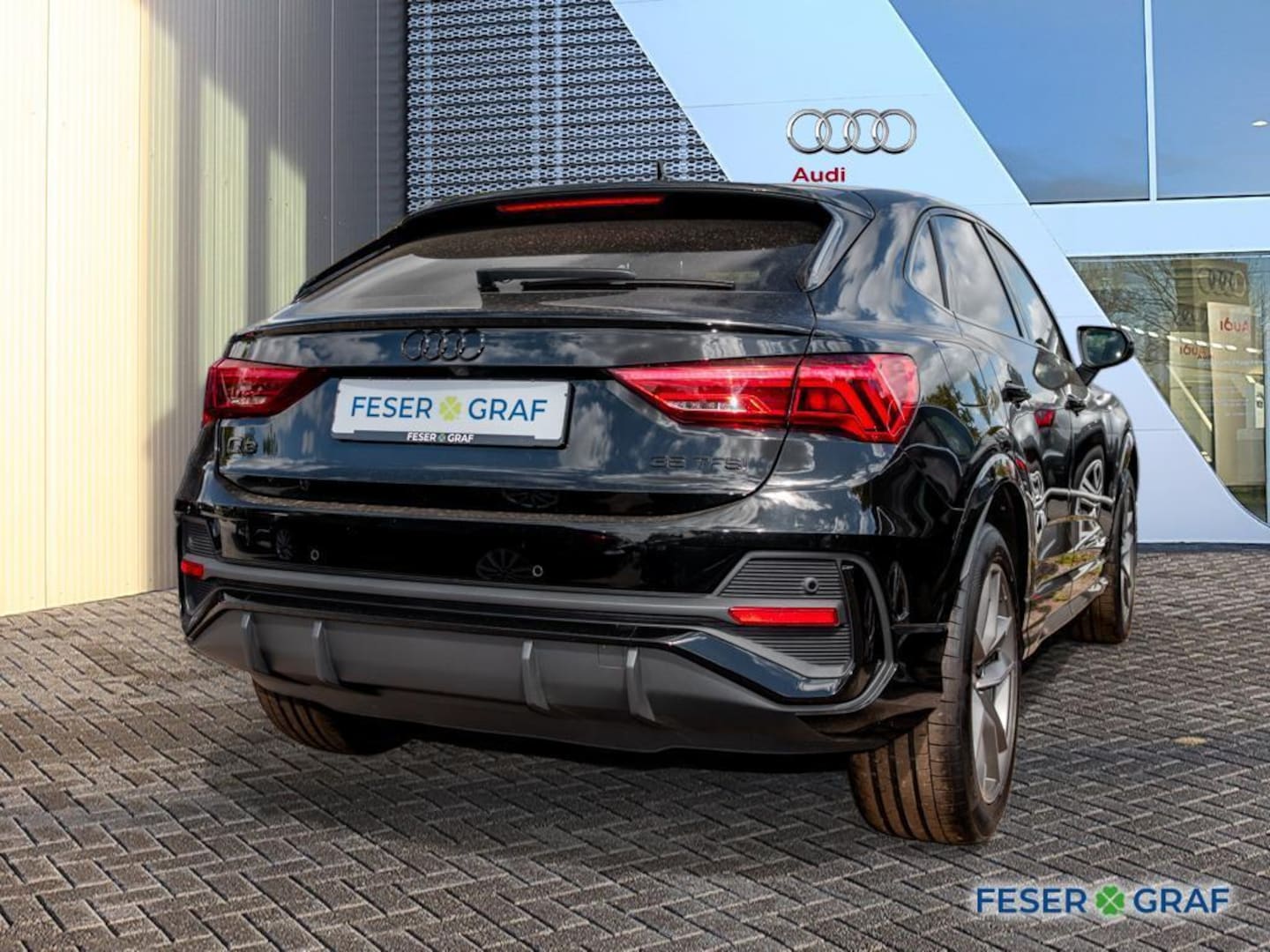 Bild über Audi Q3 SUV TFSI 110 kW S tronic - für weitere Informationen kontaktieren Sie den Audi Partner