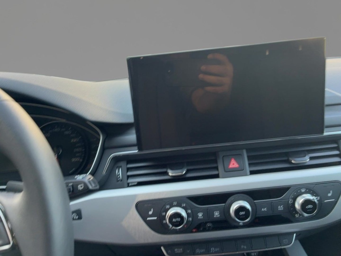 Bild über Audi A4 Avant 40 TFSI S tronic - für weitere Informationen kontaktieren Sie den Audi Partner