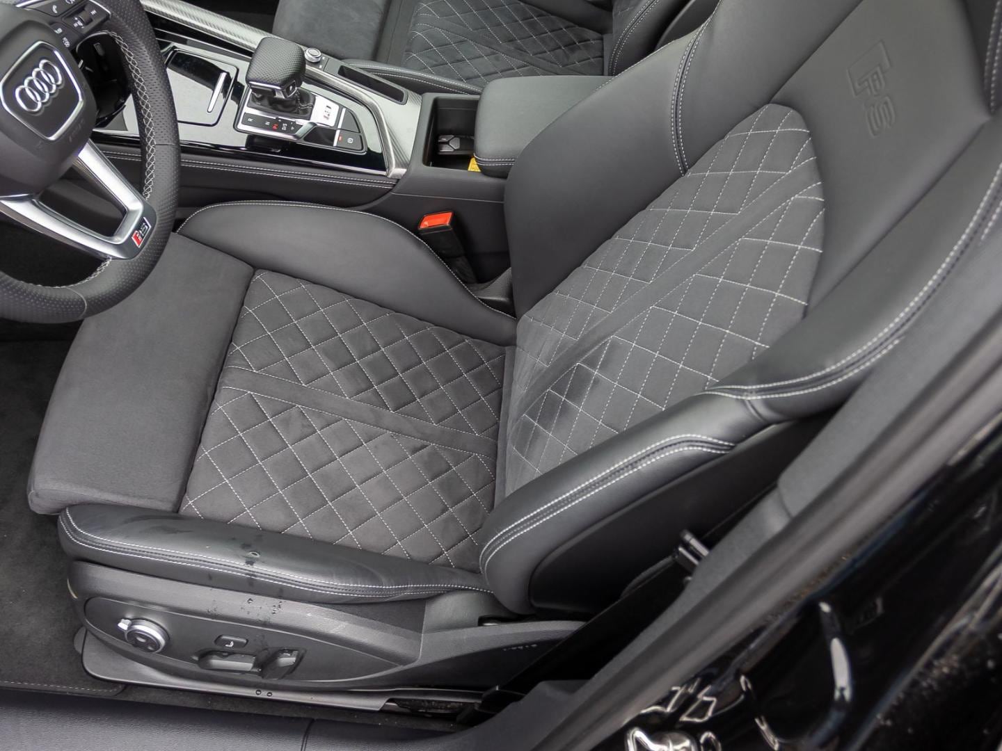 Bild über Audi RS 4 Avant TFSI quattro tiptronic - für weitere Informationen kontaktieren Sie den Audi Partner