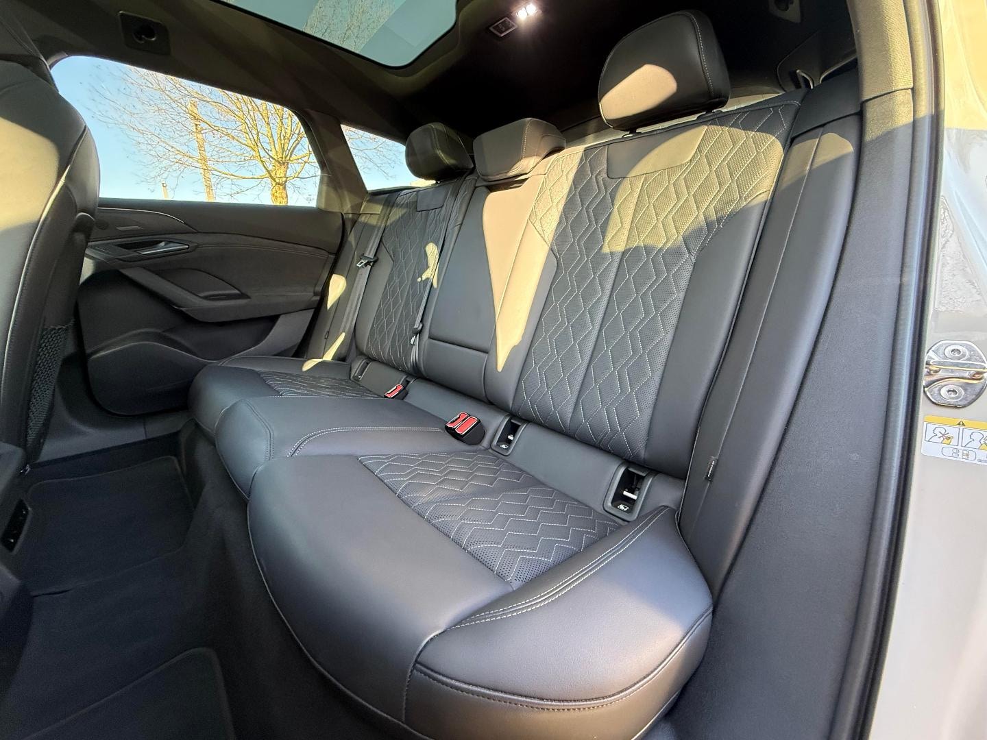 Bild über Audi S6 Avant e-tron edition one beige e-tron - für weitere Informationen kontaktieren Sie den Audi Partner