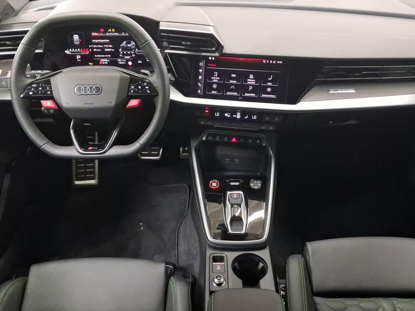 Bild über Audi RS 3 Limousine TFSI quattro S tronic - für weitere Informationen kontaktieren Sie den Audi Partner