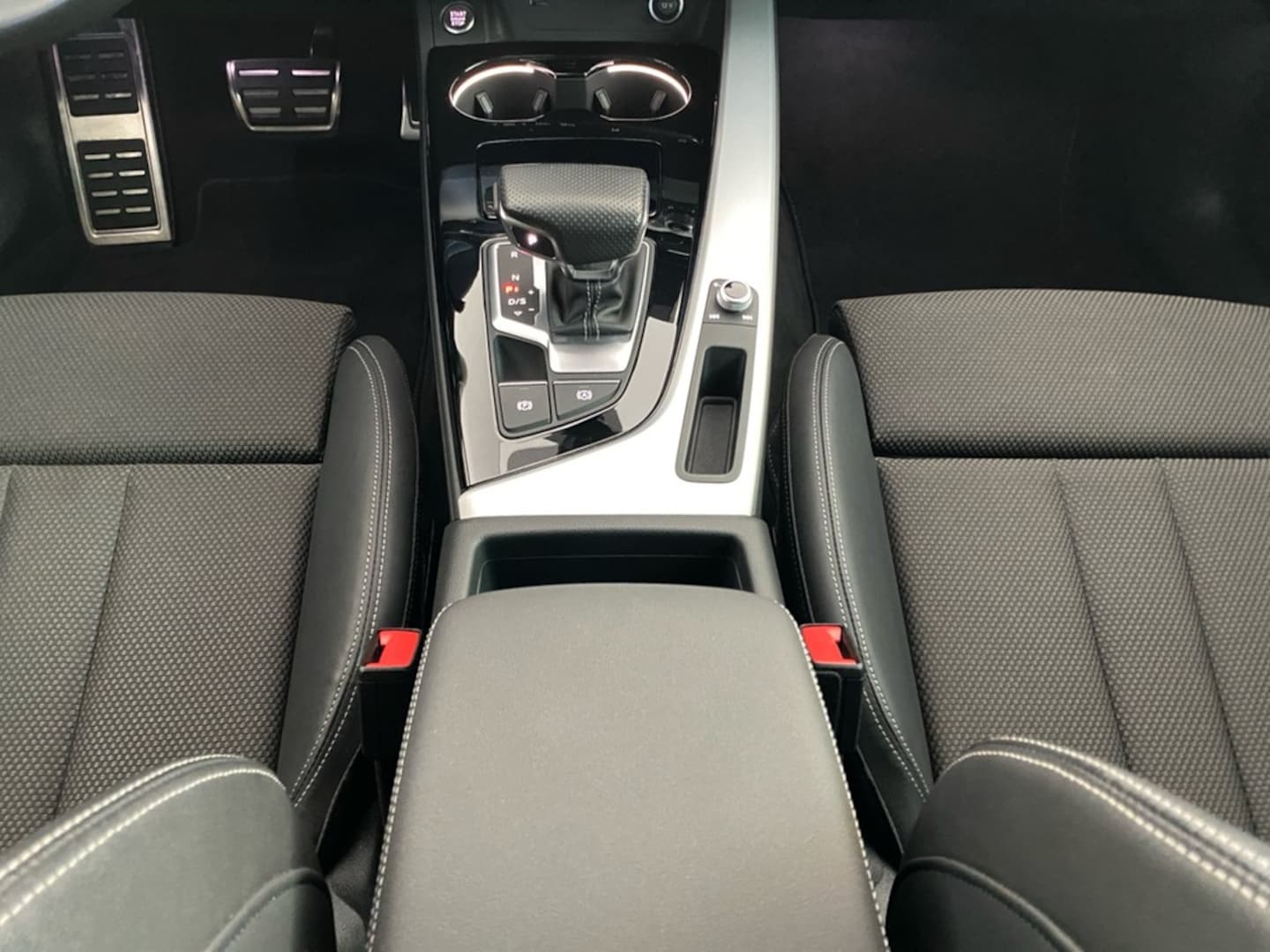 Bild über Audi A4 Avant S line 40 TFSI S tronic - für weitere Informationen kontaktieren Sie den Audi Partner