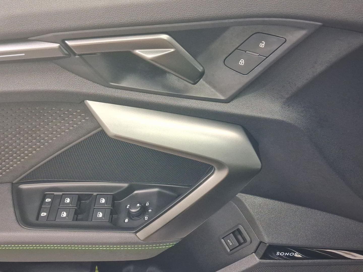 Bild über Audi RS 3 Limousine TFSI quattro S tronic - für weitere Informationen kontaktieren Sie den Audi Partner
