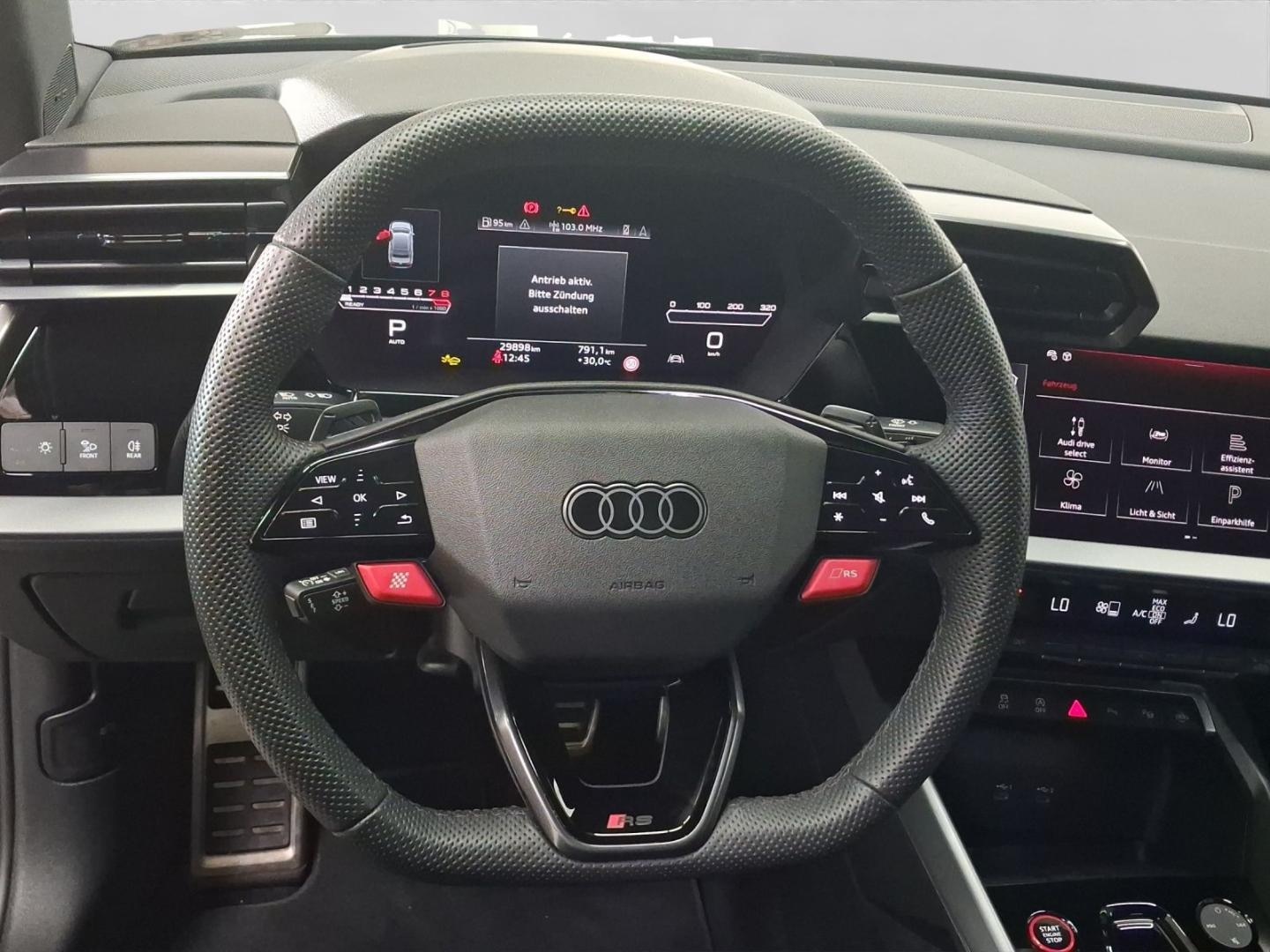 Bild über Audi RS 3 Limousine TFSI quattro S tronic - für weitere Informationen kontaktieren Sie den Audi Partner
