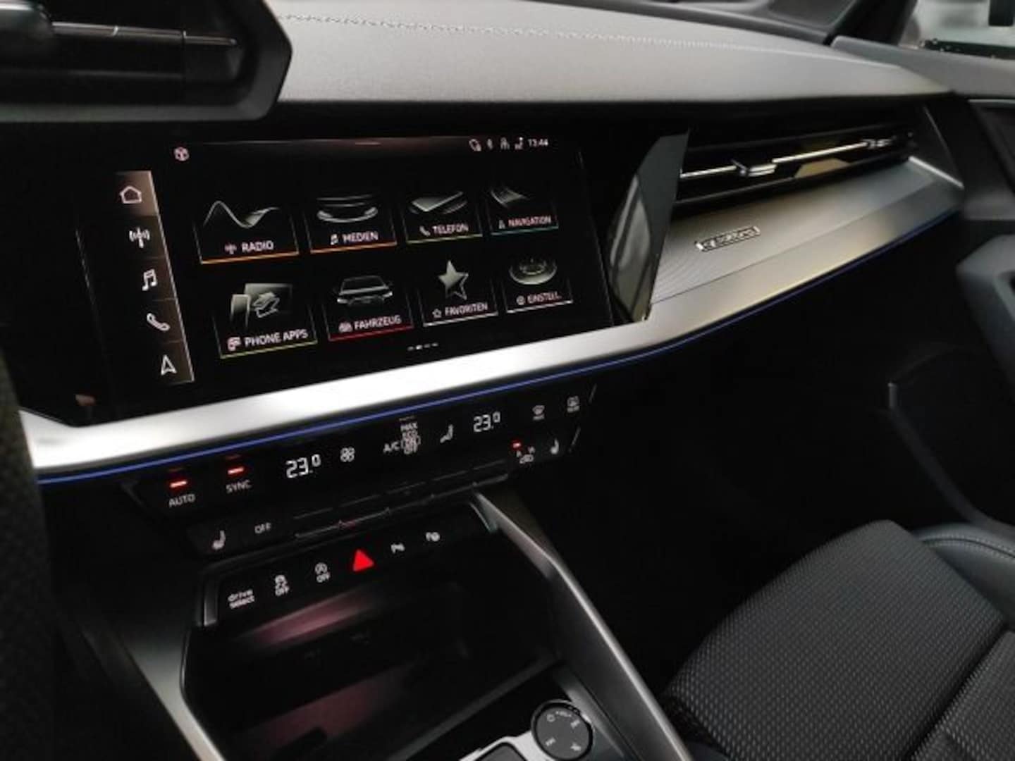 Bild über Audi S3 Limousine TFSI quattro S tronic - für weitere Informationen kontaktieren Sie den Audi Partner