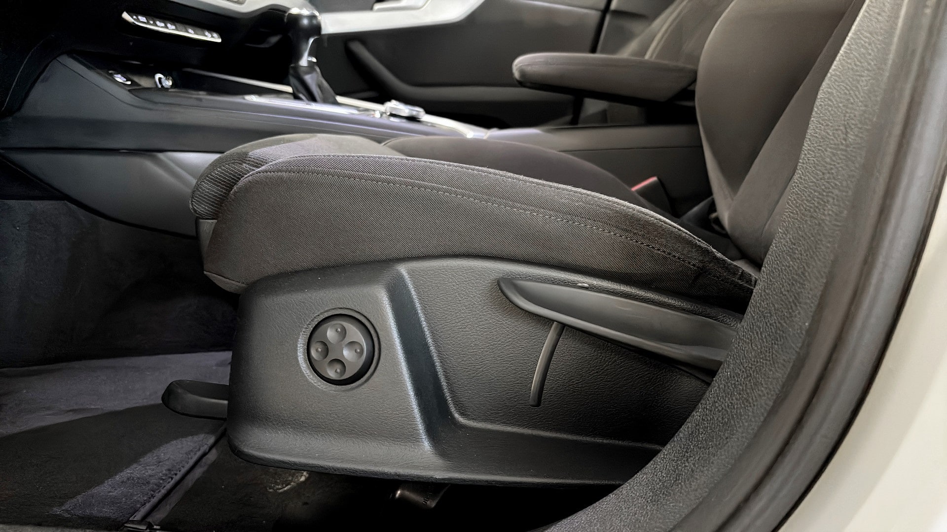 Bild som visar Audi A4 allroad quattro A4 allroad 2.0 TDI quattro Proline 190 hk 6-växlad - för mer information kontakta din Audi Partner