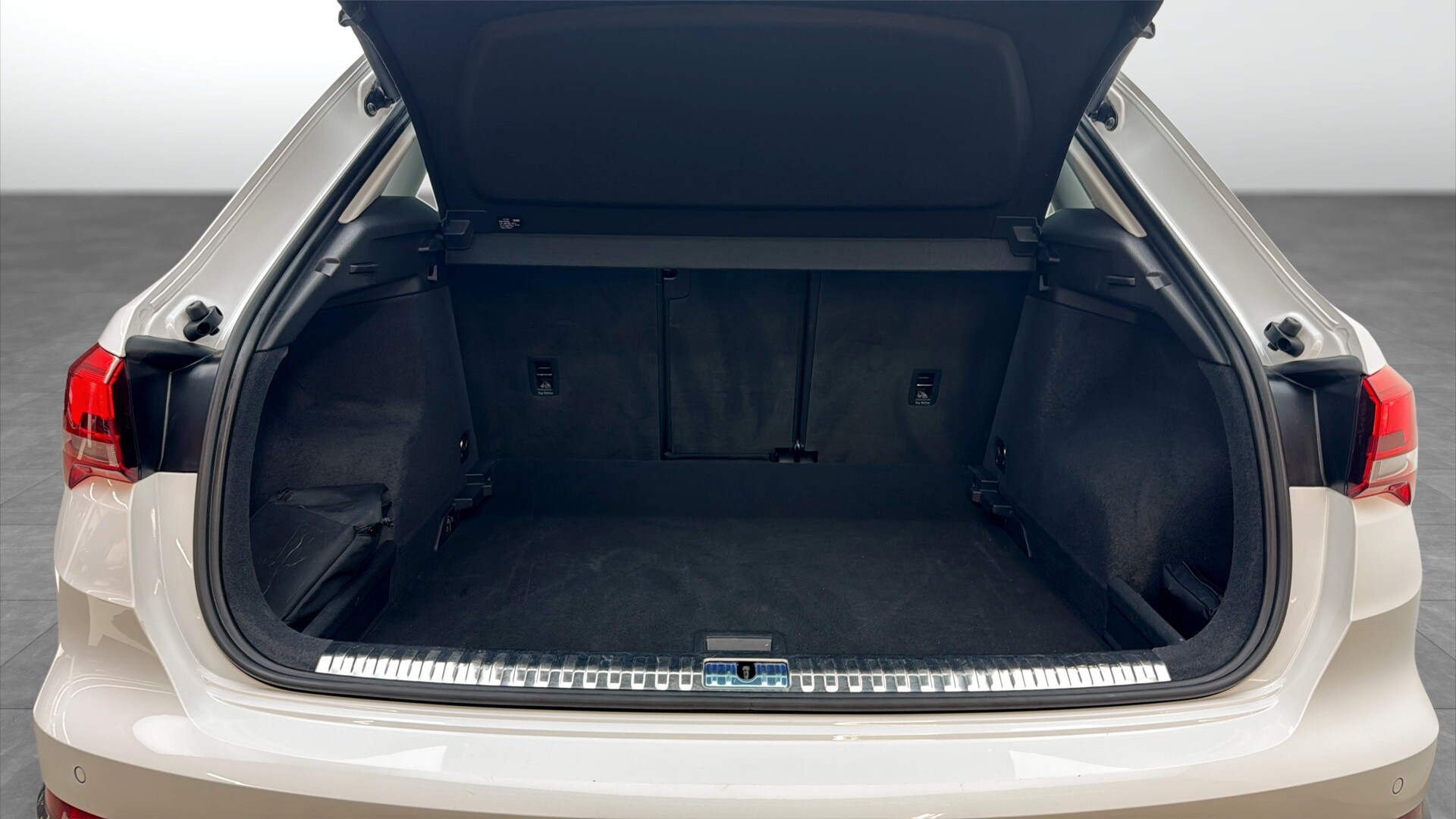 Bild som visar&nbsp;Audi Q3&nbsp;Q3 35 TFSI Proline advanced 150 hk S tronic - för mer information kontakta din Audi Partner