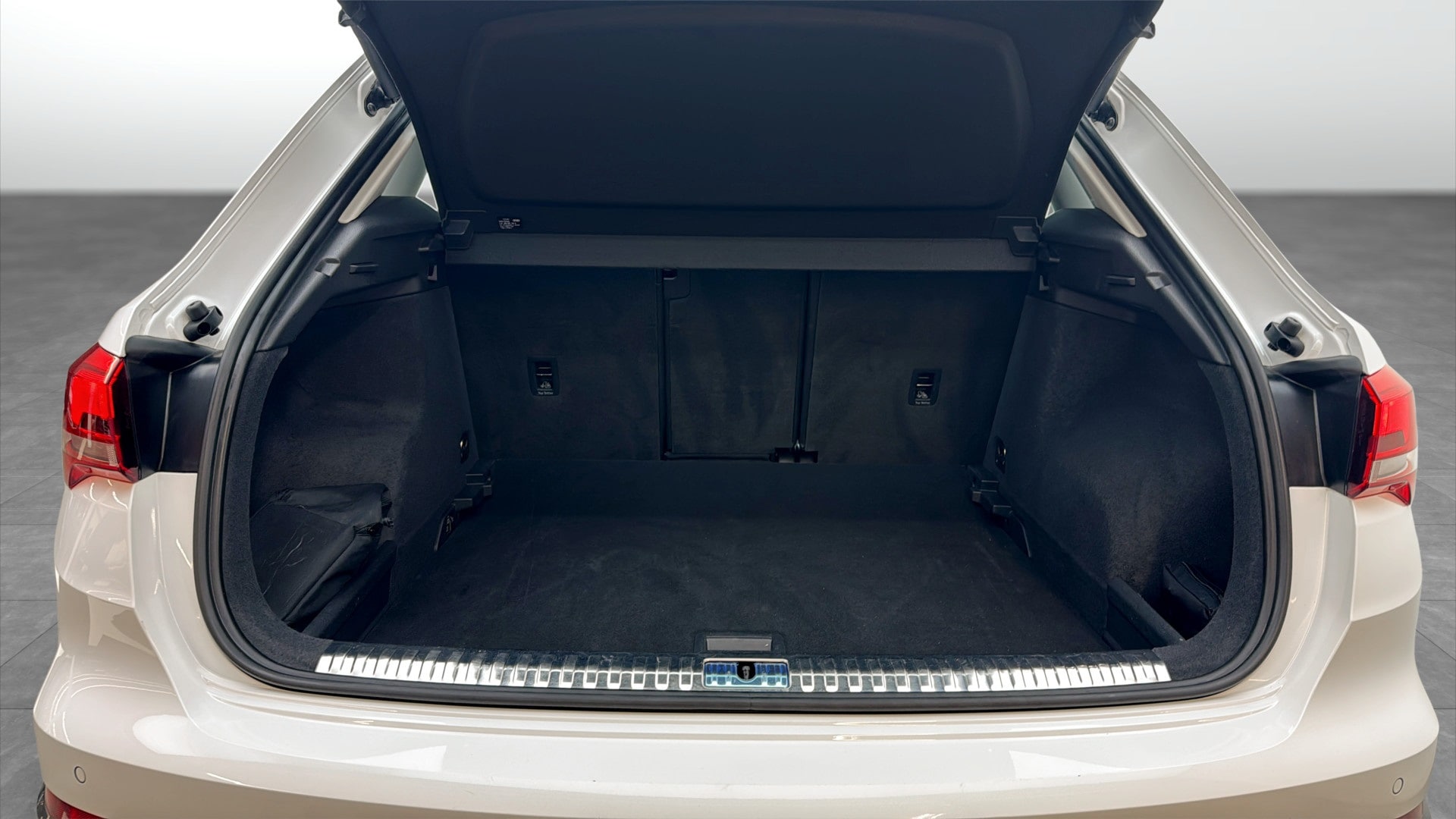 Bild som visar Audi Q3 Q3 35 TFSI Proline advanced 150 hk S tronic - för mer information kontakta din Audi Partner