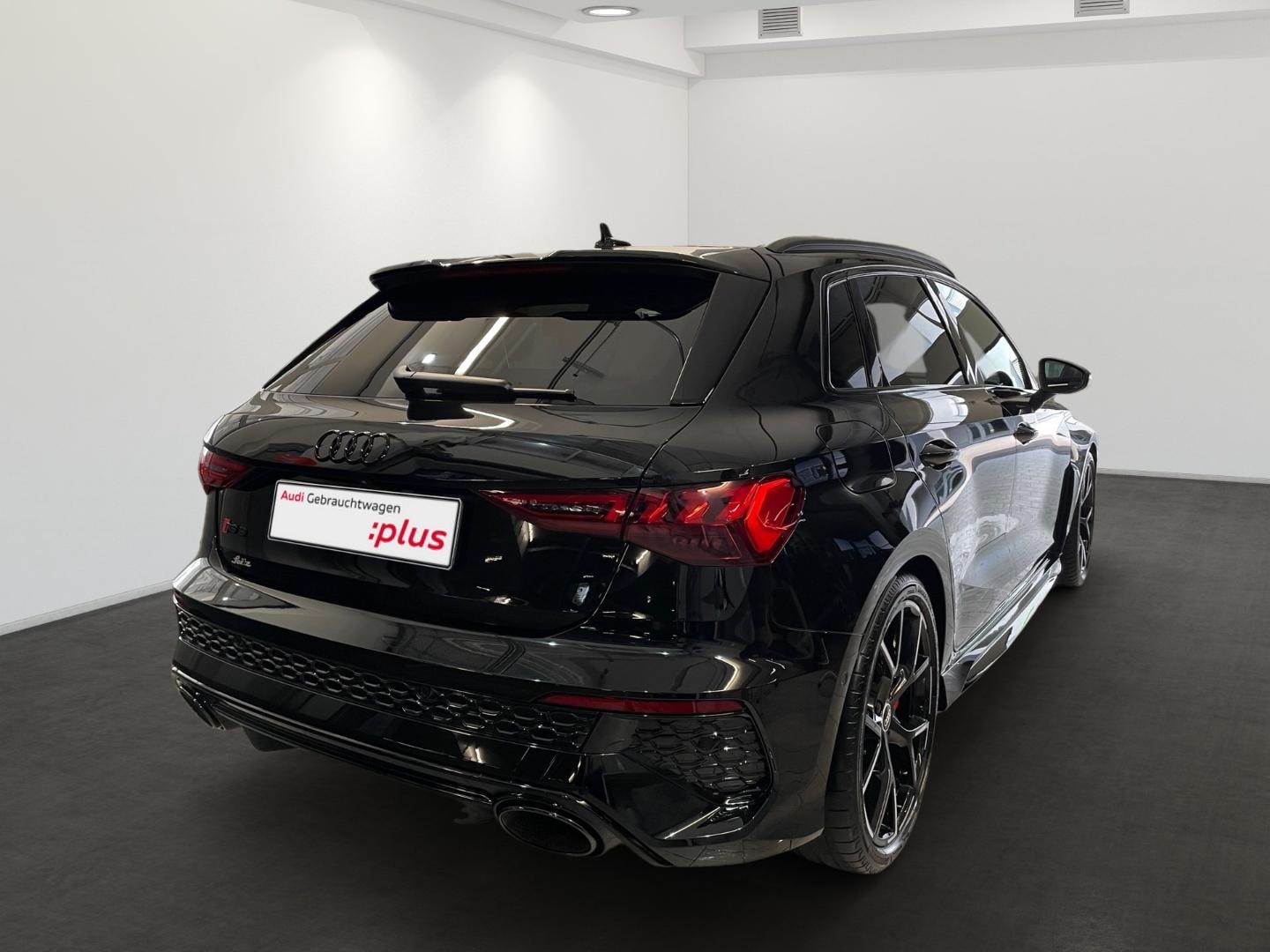 Bild über Audi RS 3 Sportback TFSI quattro S tronic - für weitere Informationen kontaktieren Sie den Audi Partner