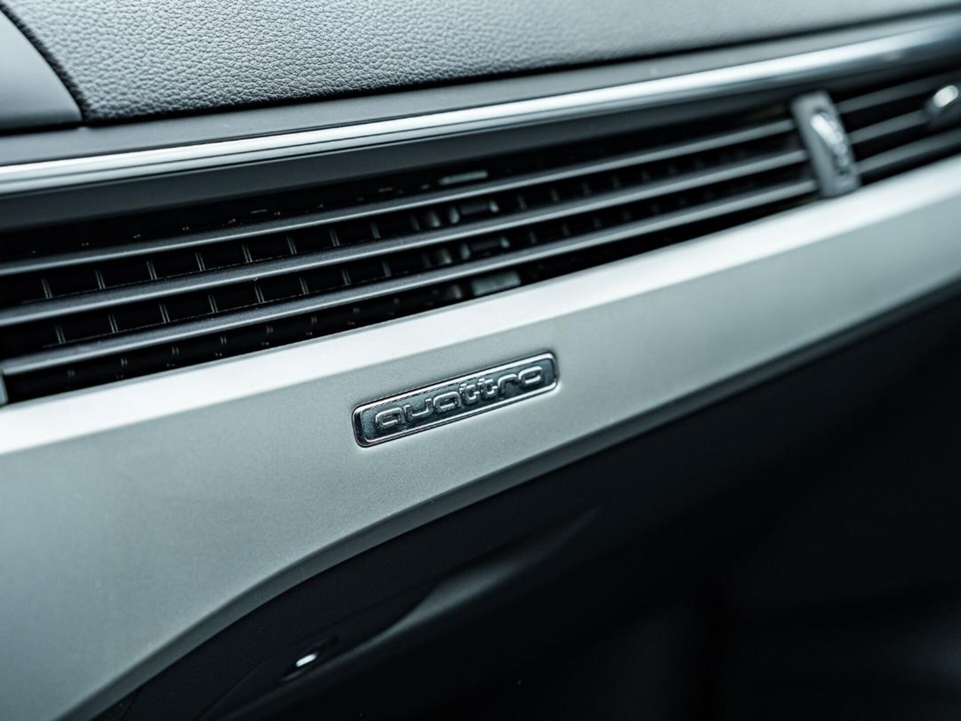 Audi A4 Limousine S line