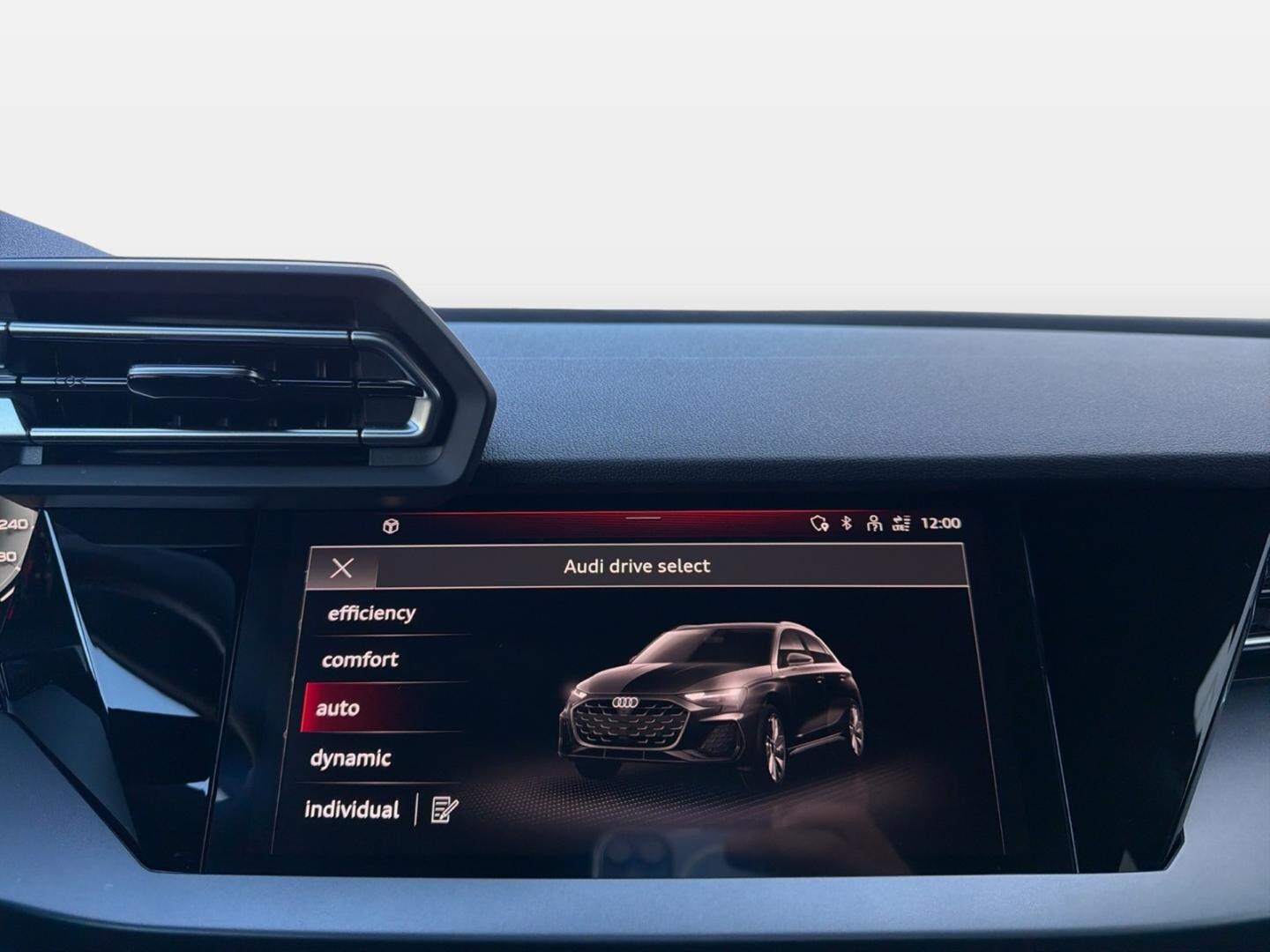 Bild über Audi A3 Sportback advanced 30 TFSI Schaltgetriebe - für weitere Informationen kontaktieren Sie den Audi Partner