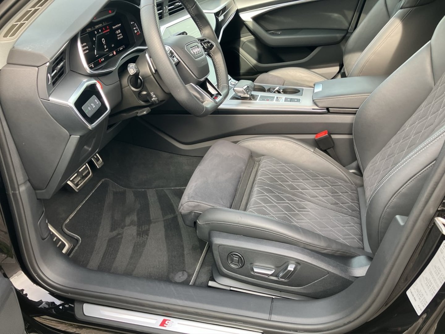 Bild über Audi S6 Avant TDI quattro tiptronic - für weitere Informationen kontaktieren Sie den Audi Partner