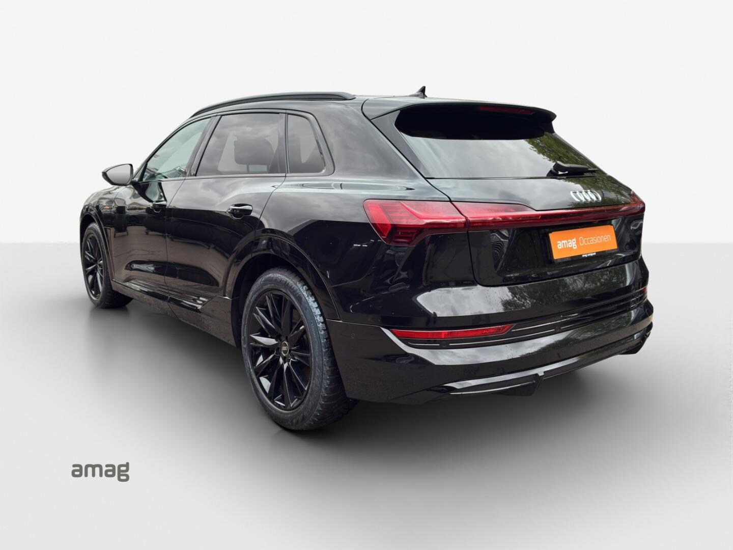 Bild über Audi e-tron Black Edition S line 55 quattro 300,00 kW - for more details contact your dealer