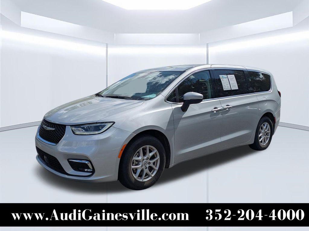 2023 Chrysler Pacifica Touring L's photo