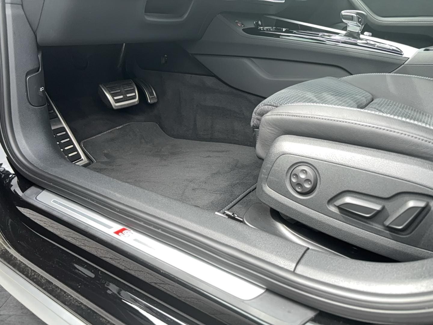 Bild über Audi S4 Avant TDI quattro tiptronic - für weitere Informationen kontaktieren Sie den Audi Partner